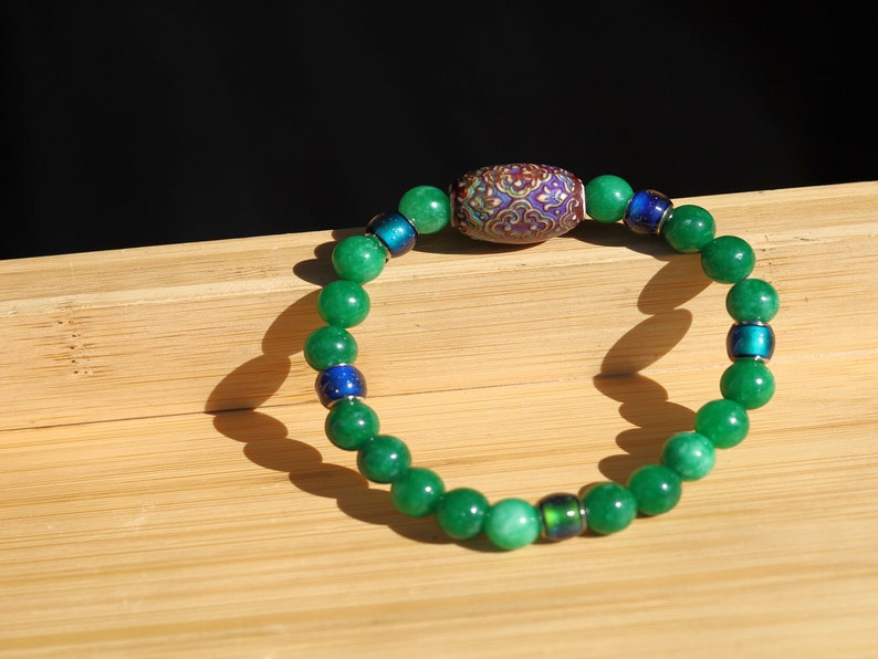 Color-changing Mood Mirāja collection. Green Lace Jades Beads bracelet with Mirage Mood Persian Beauty Bead. Creating unique colors