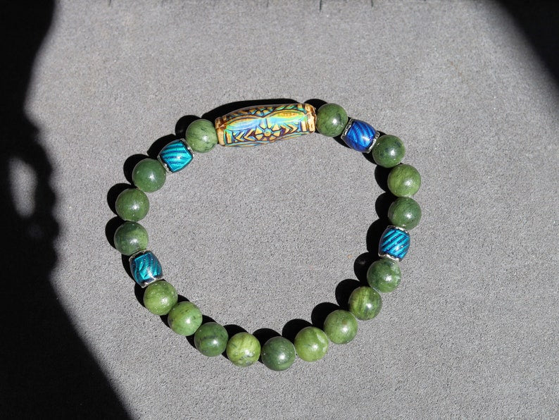Color-changing Mood Mirāja collection. Green Chalcedony Stone bracelet with Mirage Mood Daisy Ray Bead and  Color Changing barrel beads.