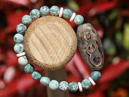 Flat Oval Green Chalcedony Beads Tibetan Amulet 6 Eye Totem Agates Dzi Beads. Combined with green spot jasper beads.