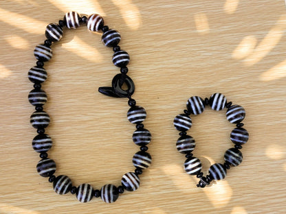Big ball beads piece of jewelry set. original and beautiful Dzi necklace. 3-eyed dzi necklace is a type of spiritual jewelry. Striking