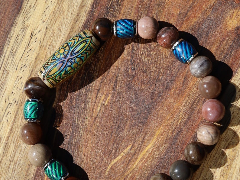 Color-changing Mirāja collection. Natural Petrified Wood Stone Beaded bracelet with Mood Daisy Ray Bead, Sensing Color Changing barrel beads