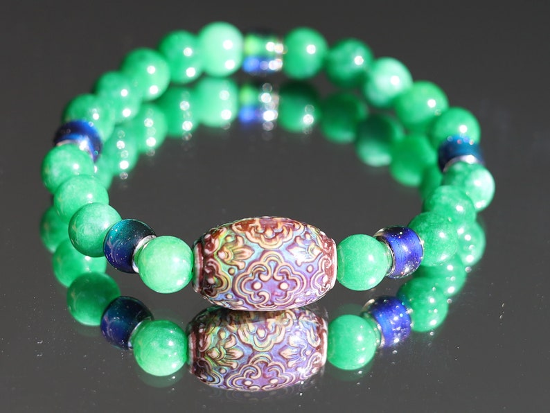 Color-changing Mood Mirāja collection. Green Lace Jades Beads bracelet with Mirage Mood Persian Beauty Bead. Creating unique colors