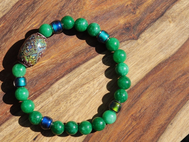Color-changing Mood Mirāja collection. Green Lace Jades Beads bracelet with Mirage Mood Persian Beauty Bead. Creating unique colors