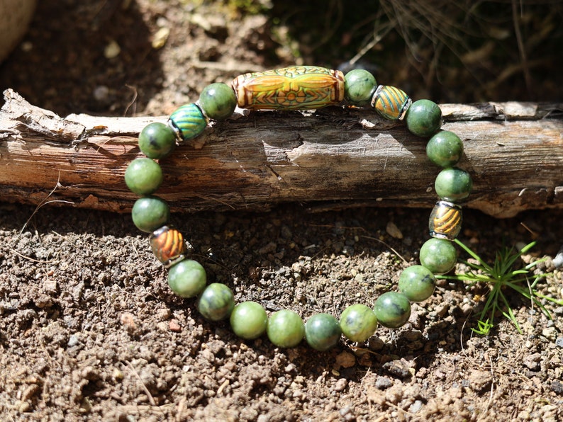 Color-changing Mood Mirāja collection. Green Chalcedony Stone bracelet with Mirage Mood Daisy Ray Bead and  Color Changing barrel beads.