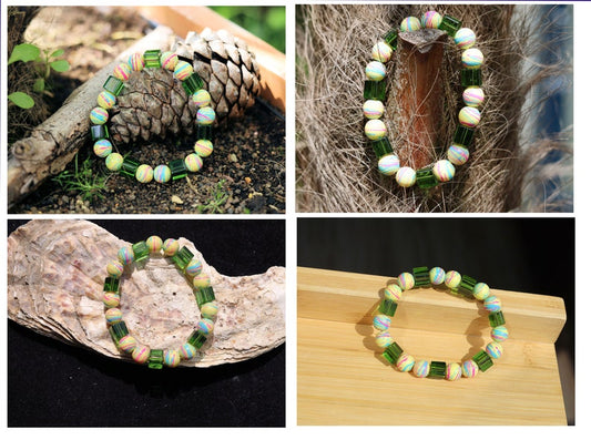 Glass beaded bracelet with a special color coating. Mix Colors Ø8mm. With Glass Bead Cube Green 8x8mm. Total weight approx 29 gr.
