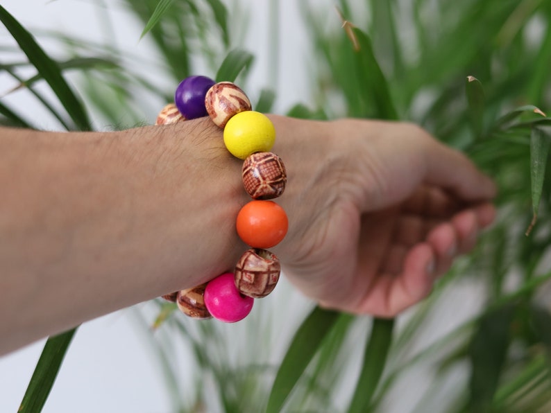 Wooden Lots of colour Fashionable bracelet. A trendy wooden bracelet with various colors and models of wooden beads