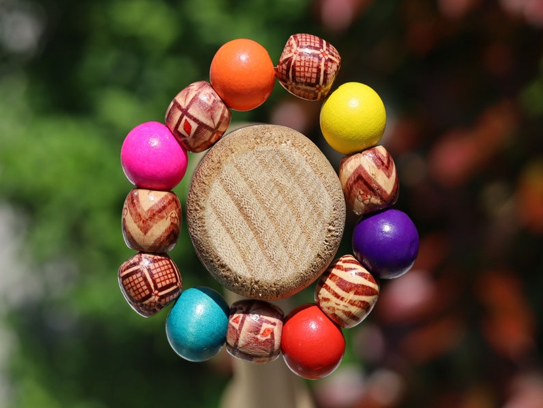 Wooden Lots of colour Fashionable bracelet. A trendy wooden bracelet with various colors and models of wooden beads