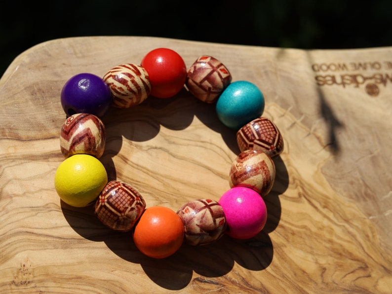 Wooden Lots of colour Fashionable bracelet. A trendy wooden bracelet with various colors and models of wooden beads
