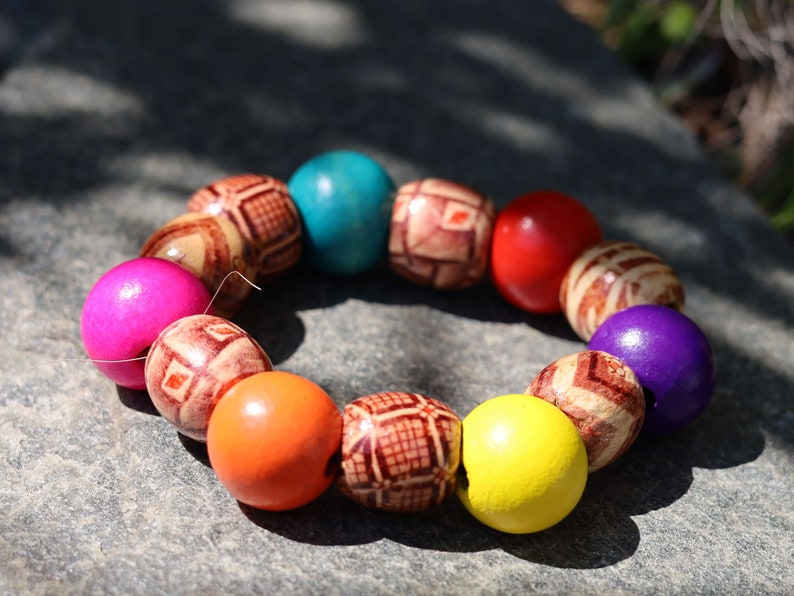 Wooden Lots of colour Fashionable bracelet. A trendy wooden bracelet with various colors and models of wooden beads