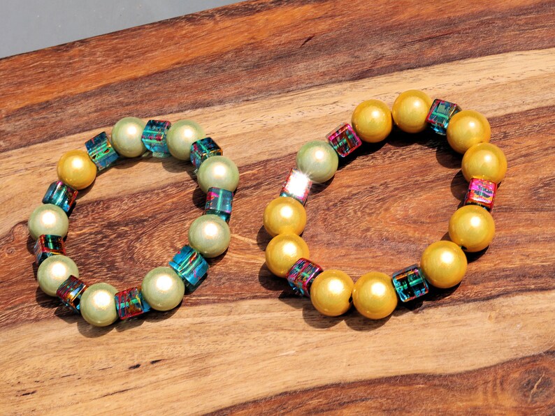 SET 3D Miracle beads bracelets. With the right jewelry, you can communicate your personality, taste, status and much more.