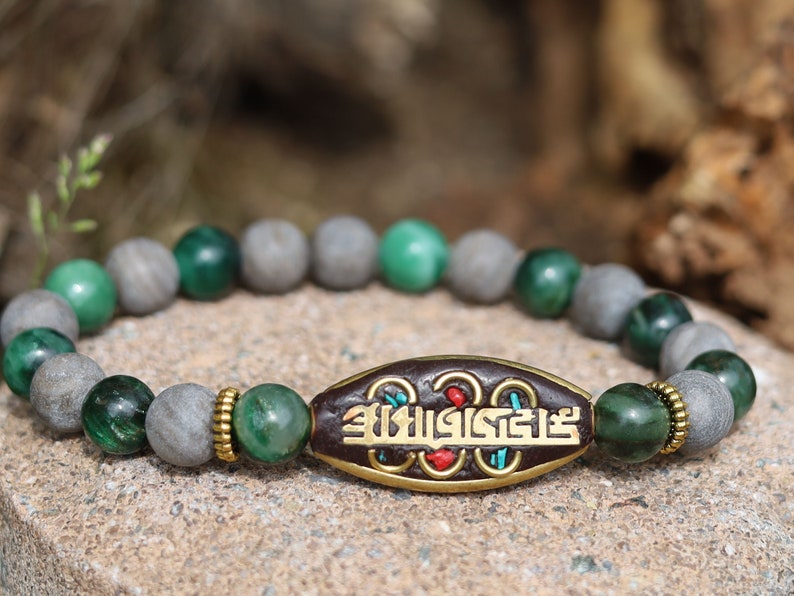 Beautiful & very special prayer bead from Nepal: Buddha. With amazing Emerald beads and Agate Wood Lace Stone Frosted Beads.