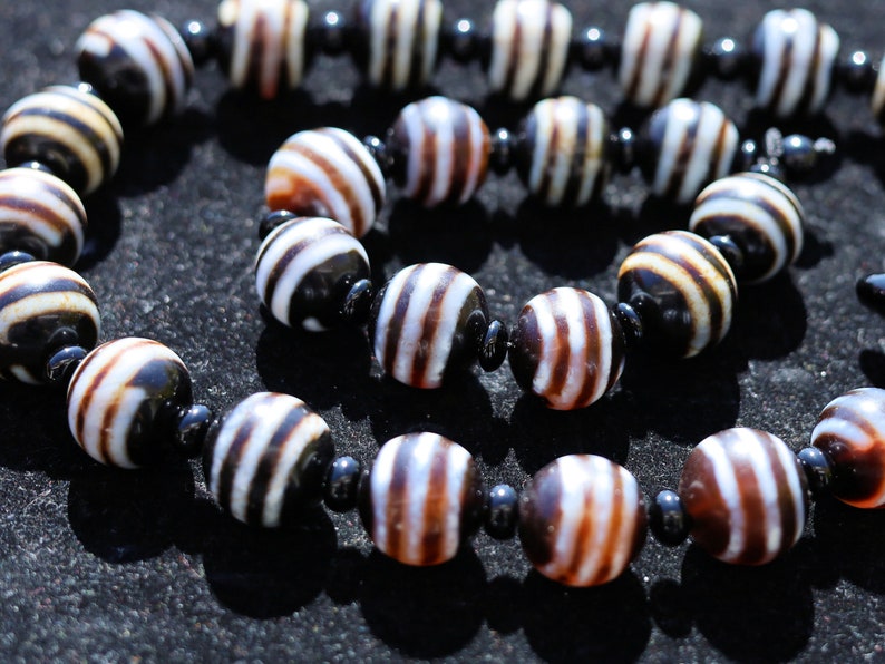 Big ball beads piece of jewelry set. original and beautiful Dzi necklace. 3-eyed dzi necklace is a type of spiritual jewelry. Striking