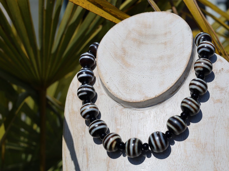 Big ball beads piece of jewelry set. original and beautiful Dzi necklace. 3-eyed dzi necklace is a type of spiritual jewelry. Striking