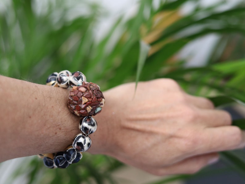 Chunk bead brown stone covered with different light brown colored stones. Combined with Mixed colors Leather Beads.