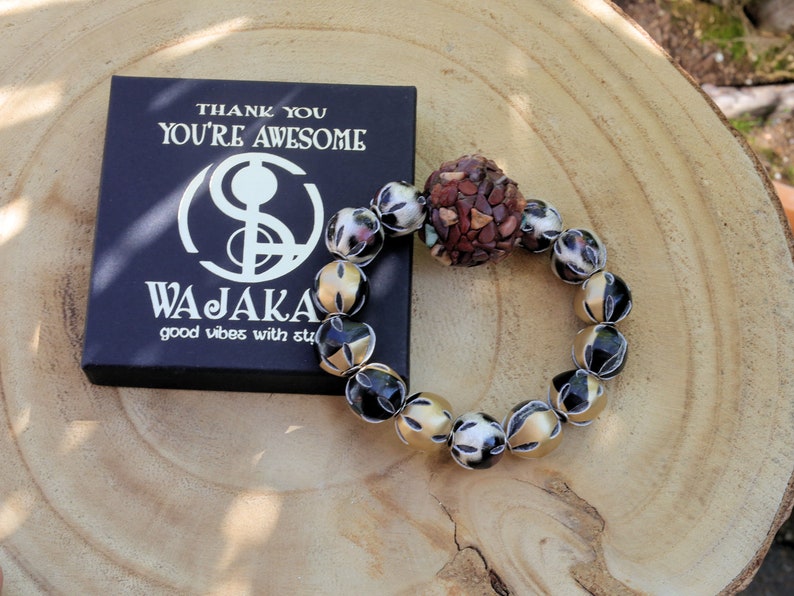 Chunk bead brown stone covered with different light brown colored stones. Combined with Mixed colors Leather Beads.