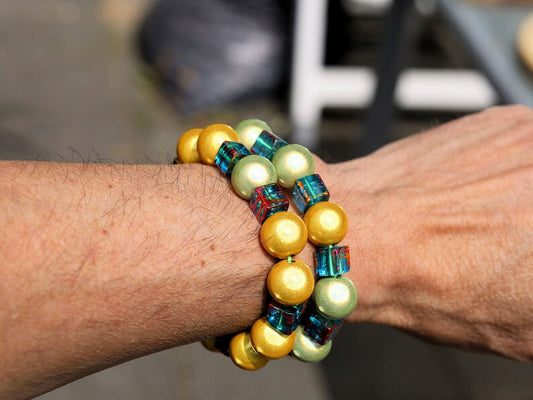 SET 3D Miracle beads bracelets. With the right jewelry, you can communicate your personality, taste, status and much more.