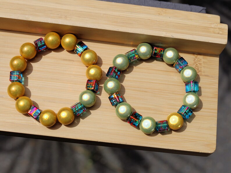SET 3D Miracle beads bracelets. With the right jewelry, you can communicate your personality, taste, status and much more.
