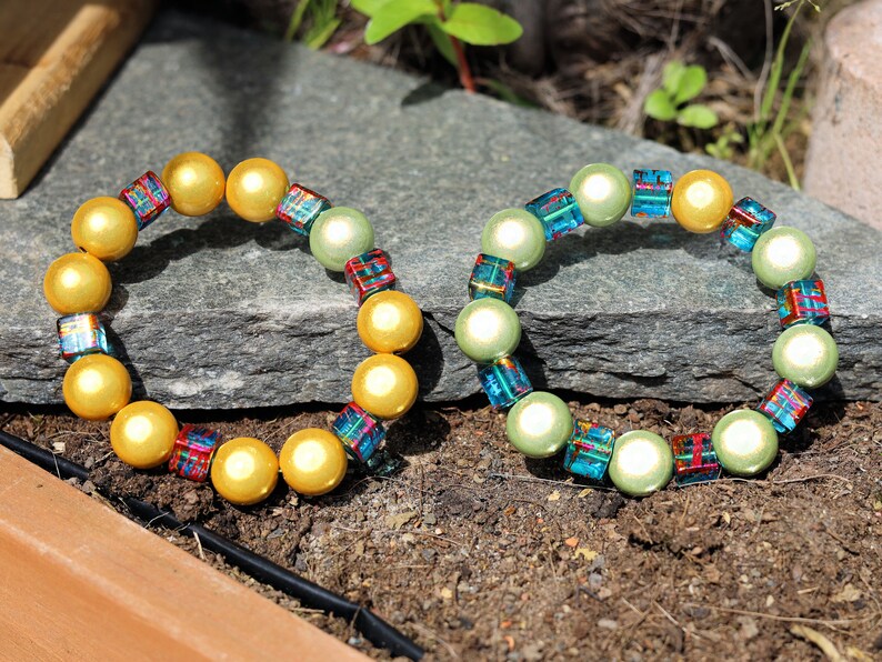 SET 3D Miracle beads bracelets. With the right jewelry, you can communicate your personality, taste, status and much more.