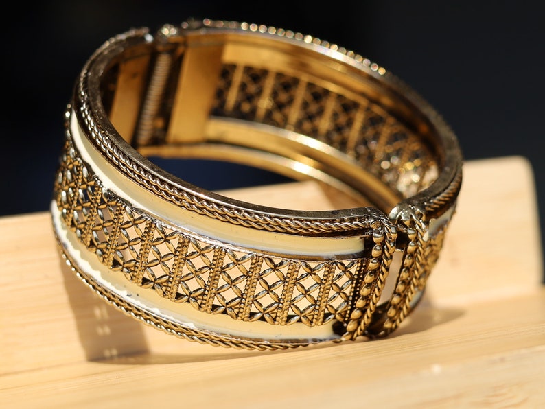 Embrace your beauty and highlight your pretty appearance by wearing these kada featuring an exquisite design, these kada will go well with every outfits