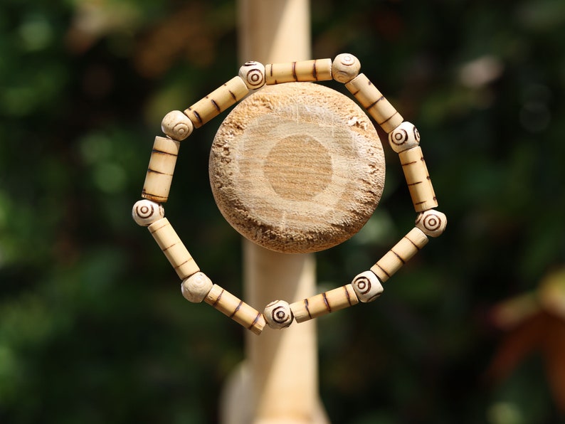 Bamboo striped bead. beige/sand color. Format: 16 mm x 6 mm. Beads made of bamboo with a nice print.