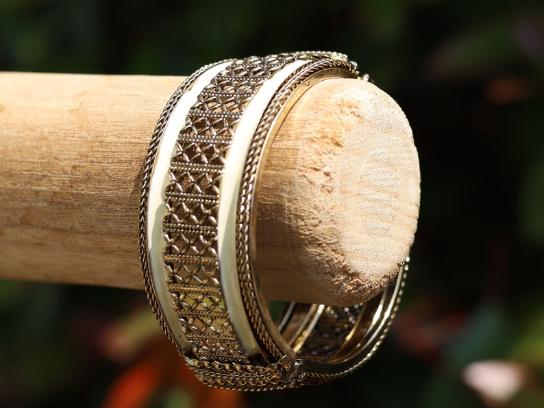 Embrace your beauty and highlight your pretty appearance by wearing these kada featuring an exquisite design, these kada will go well with every outfits