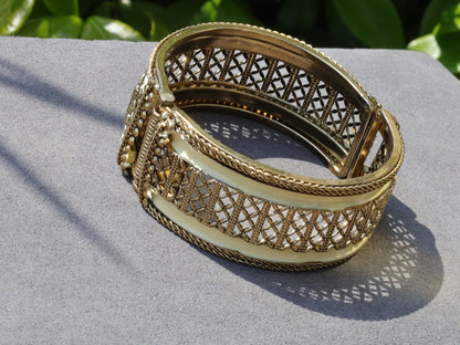 Embrace your beauty and highlight your pretty appearance by wearing these kada featuring an exquisite design, these kada will go well with every outfits