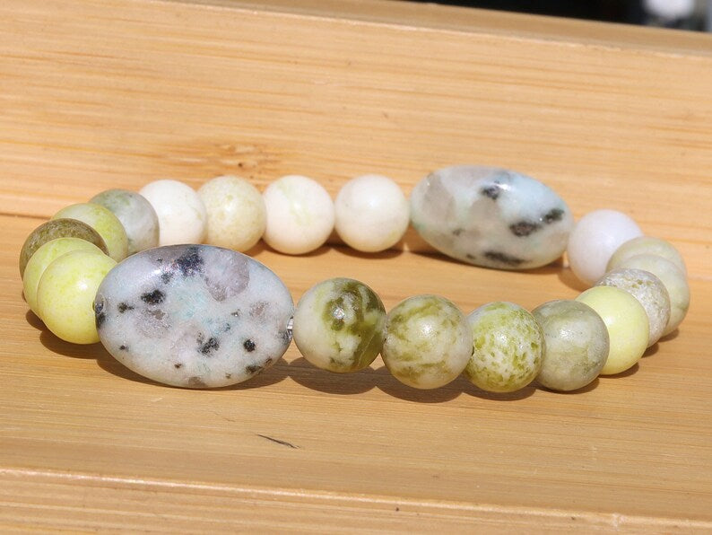 Yellow Turquoise bracelet with A beautiful set of 2 oval beads: real Kiwi Jasper. Yellow Turquoise enhances intuition and personal power.
