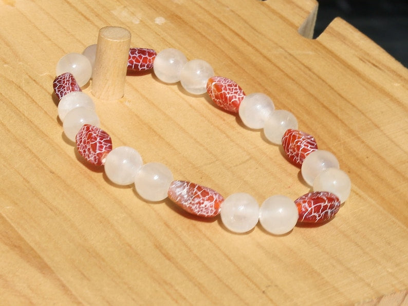 Seldom Selenite gypsum bracelet with Wonderful Rare Tibetan Dragon Vein Agate Dzi Cut Beads. Nepalese & Tibetan