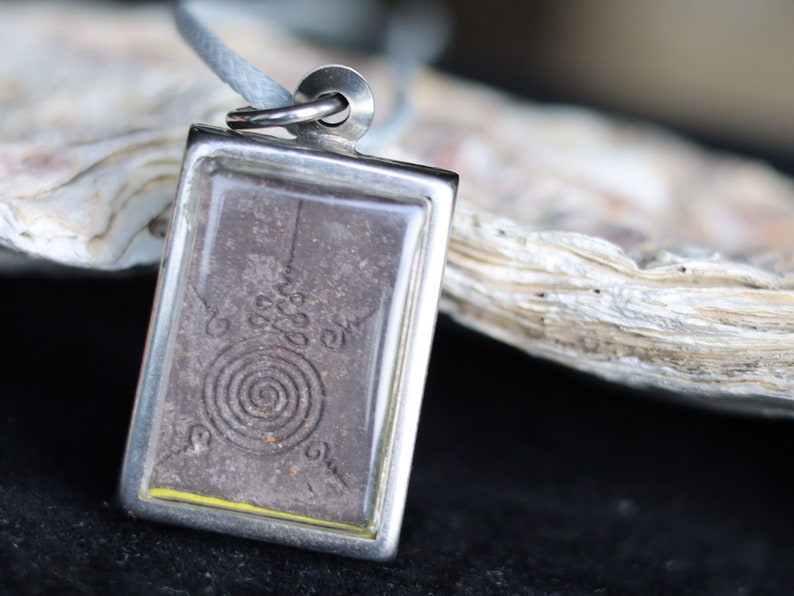 Buddha amulet in the image of Luang Pho Chamnian, Antique Thai amulets, collectors, Buddha's relics, Buddhist charms, Buddhist talisman