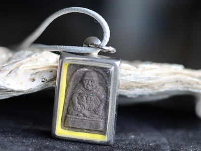 Buddha amulet in the image of Luang Pho Chamnian, Antique Thai amulets, collectors, Buddha's relics, Buddhist charms, Buddhist talisman