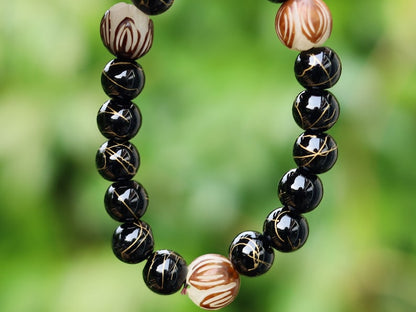 A beautiful, handmade and hand-carved Bodhi-Seed Bead.Size: approx 13,5x13 mm (13 mm across) sometimes a bit larger