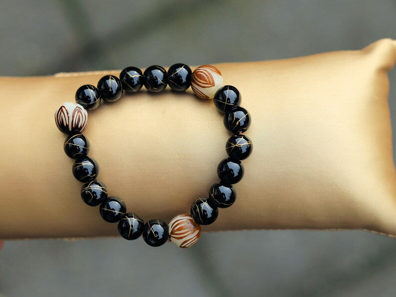 A beautiful, handmade and hand-carved Bodhi-Seed Bead.Size: approx 13,5x13 mm (13 mm across) sometimes a bit larger