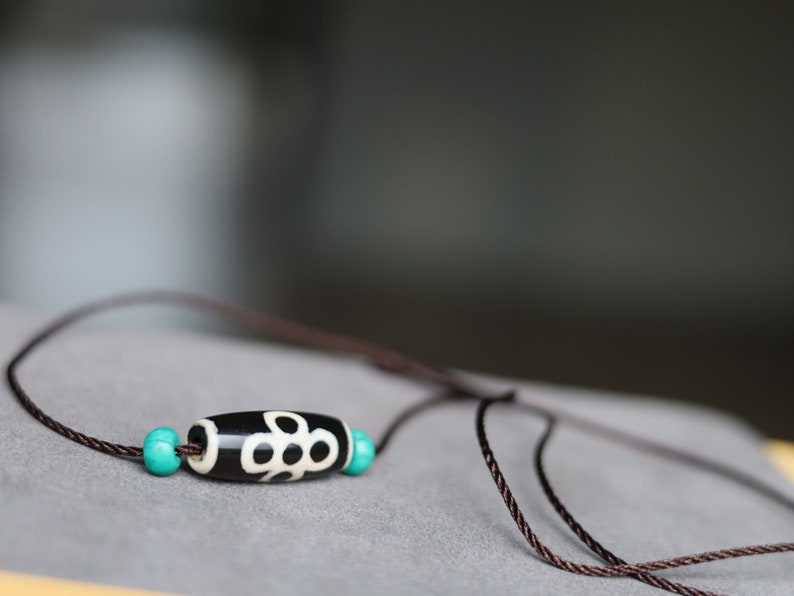 Lightning" pattern in relation to Dzi beads refers to a specific type of Dzi bead that has a unique appearance resembling a lightning bolt or zigzag pattern.