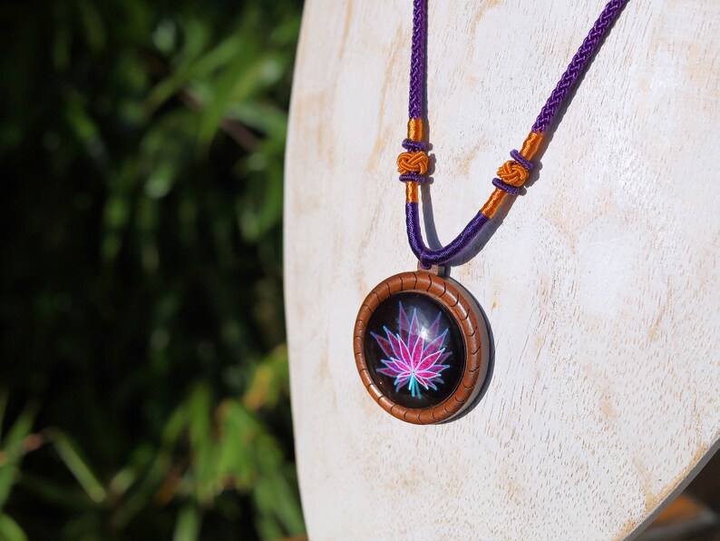 Marijuana Black/ purple Round Glass Cabochon Flatback in Wood Cabochon. Eye is 3mm. Shape: round dome
