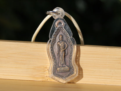 Light weight amulet Thao Suranaree coin behind Miss Bunluea Nakhon Ratchasima, Antique Thai amulets, collectors, Buddha's relics