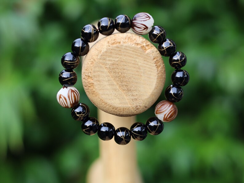 A beautiful, handmade and hand-carved Bodhi-Seed Bead.Size: approx 13,5x13 mm (13 mm across) sometimes a bit larger