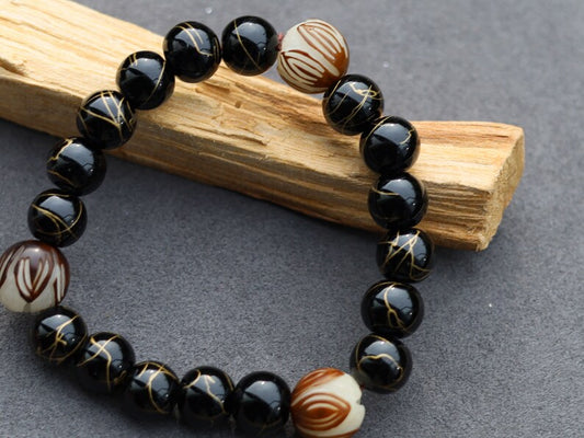 A beautiful, handmade and hand-carved Bodhi-Seed Bead.Size: approx 13,5x13 mm (13 mm across) sometimes a bit larger