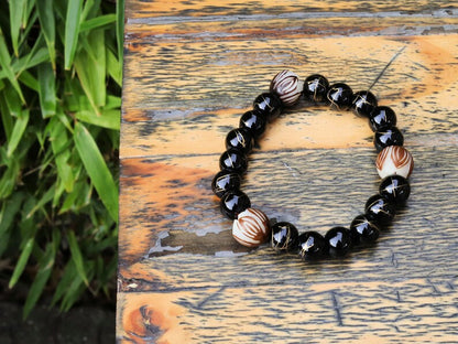 A beautiful, handmade and hand-carved Bodhi-Seed Bead.Size: approx 13,5x13 mm (13 mm across) sometimes a bit larger