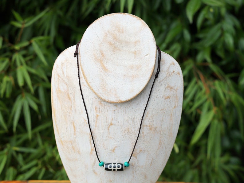 Lightning" pattern in relation to Dzi beads refers to a specific type of Dzi bead that has a unique appearance resembling a lightning bolt or zigzag pattern.
