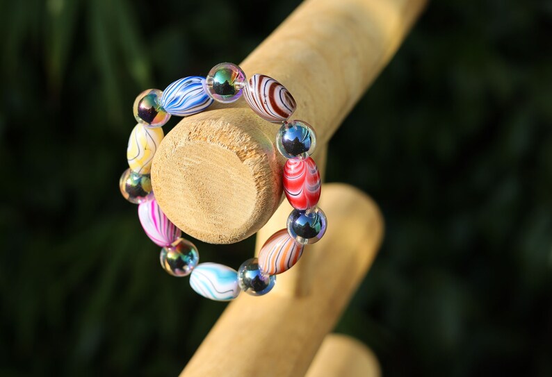 Flashy bracelets Pieces of beautiful mixed color amazing glass beads and holographic beads.is often associated with transparency, clarity