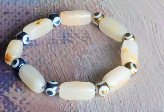 White Snow Cracked Crystal Quartz. Natural Tianzhu Agate is highly valued patterns and colors