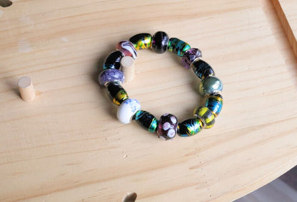 Glass beads with an impressive finish. Cosmic Oval Black w Gold 10x14mm. Combined with Glassbead aqua-red with white and yellow