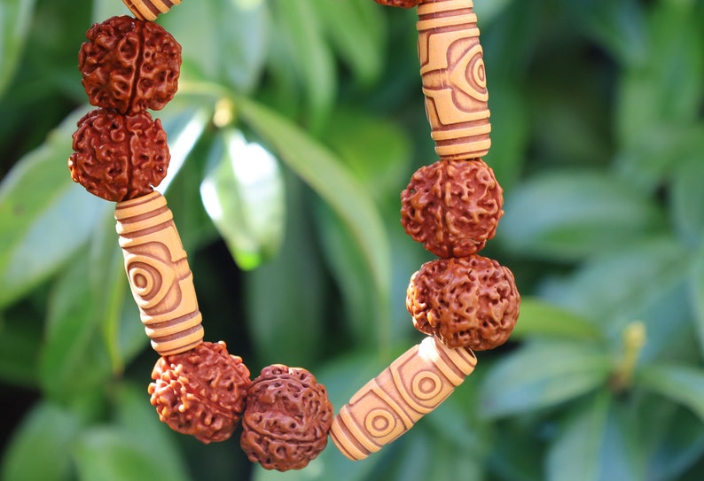 Super 18 mm Rudraksha bead bracelet combined Vintage Looking Plastic Beads With Large Holes. Very original combi