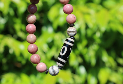 Rhodonite Old Big man (Aristocrat) Dzi bead with 2x medicine beads. self-confidence, will attract friends, partners, protectors