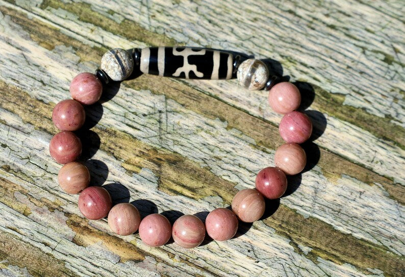 Rhodonite Old Big man (Aristocrat) Dzi bead with 2x medicine beads. self-confidence, will attract friends, partners, protectors