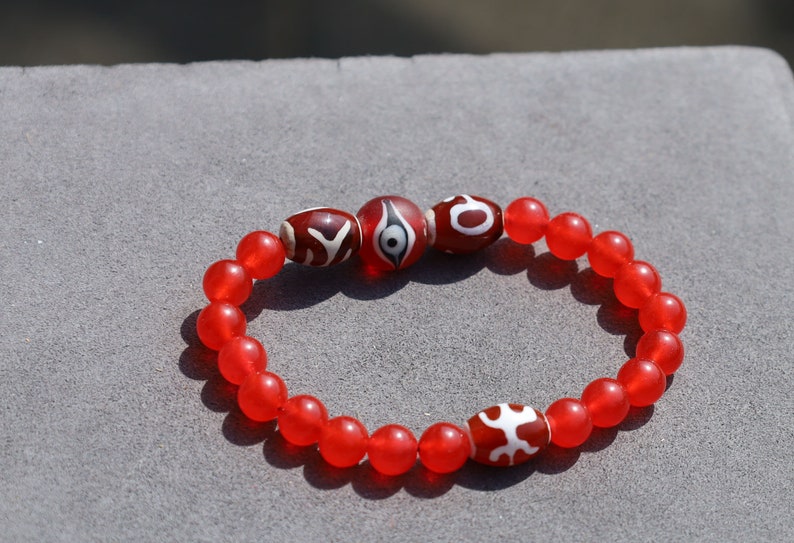 Big man 3x dzi with Carnelian beads and a Evil Eye Glass Bead. The stone helps to solve problems and release stress