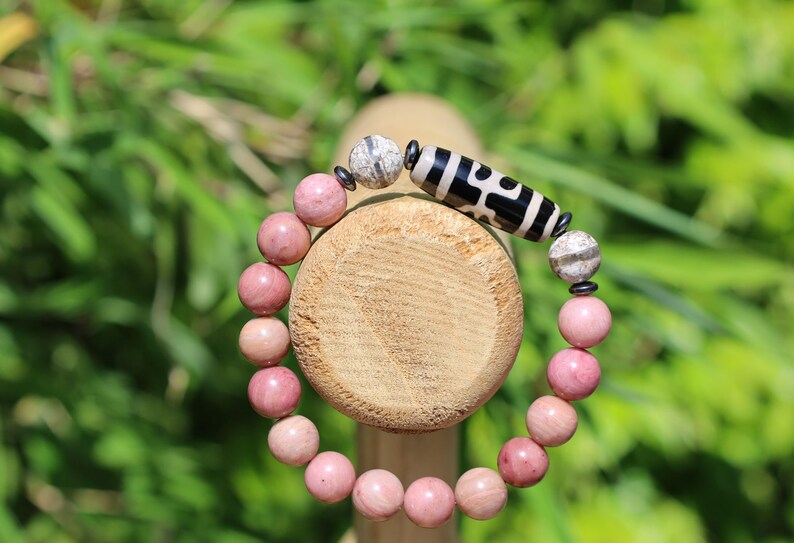 Rhodonite Old Big man (Aristocrat) Dzi bead with 2x medicine beads. self-confidence, will attract friends, partners, protectors