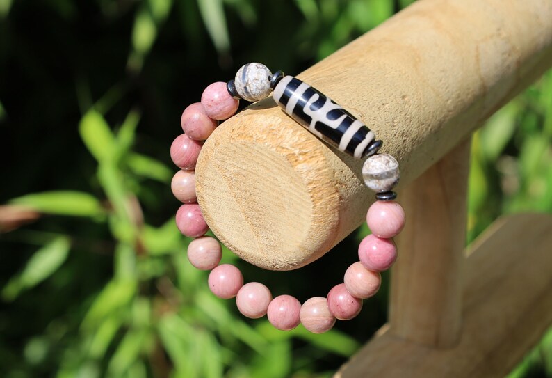 Rhodonite Old Big man (Aristocrat) Dzi bead with 2x medicine beads. self-confidence, will attract friends, partners, protectors