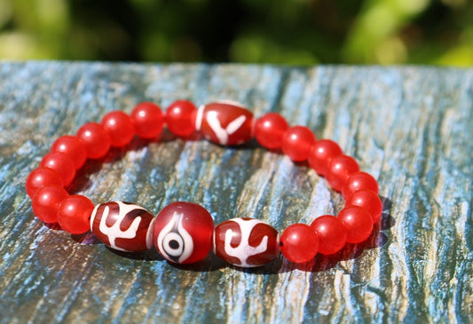 Big man 3x dzi with Carnelian beads and a Evil Eye Glass Bead. The stone helps to solve problems and release stress