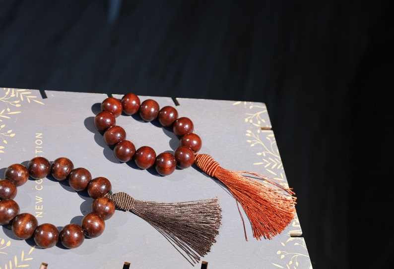 GURU SET 18mm big Sandalwood Beads Bracelet Sacred wood is revered for its calming properties.